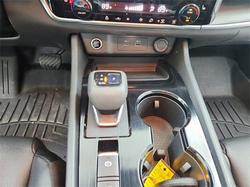 Used 2021 Nissan Rogue SV w/ Premium Package image 26