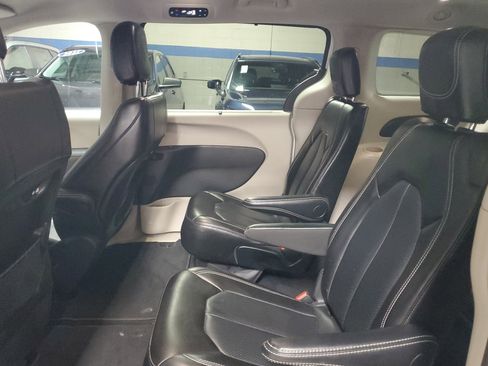 Used 2024 Chrysler Pacifica Touring-L FWD image 11