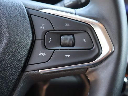 Used 2025 Chevrolet Trax LT w/ LT Convenience Package FWD image 38