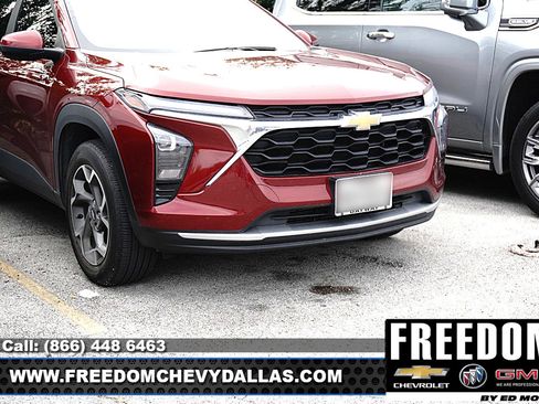 Used 2024 Chevrolet Trax LT w/ Driver Confidence Package FWD image 2