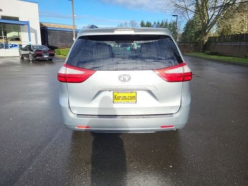 Used 2019 Toyota Sienna LE image 4