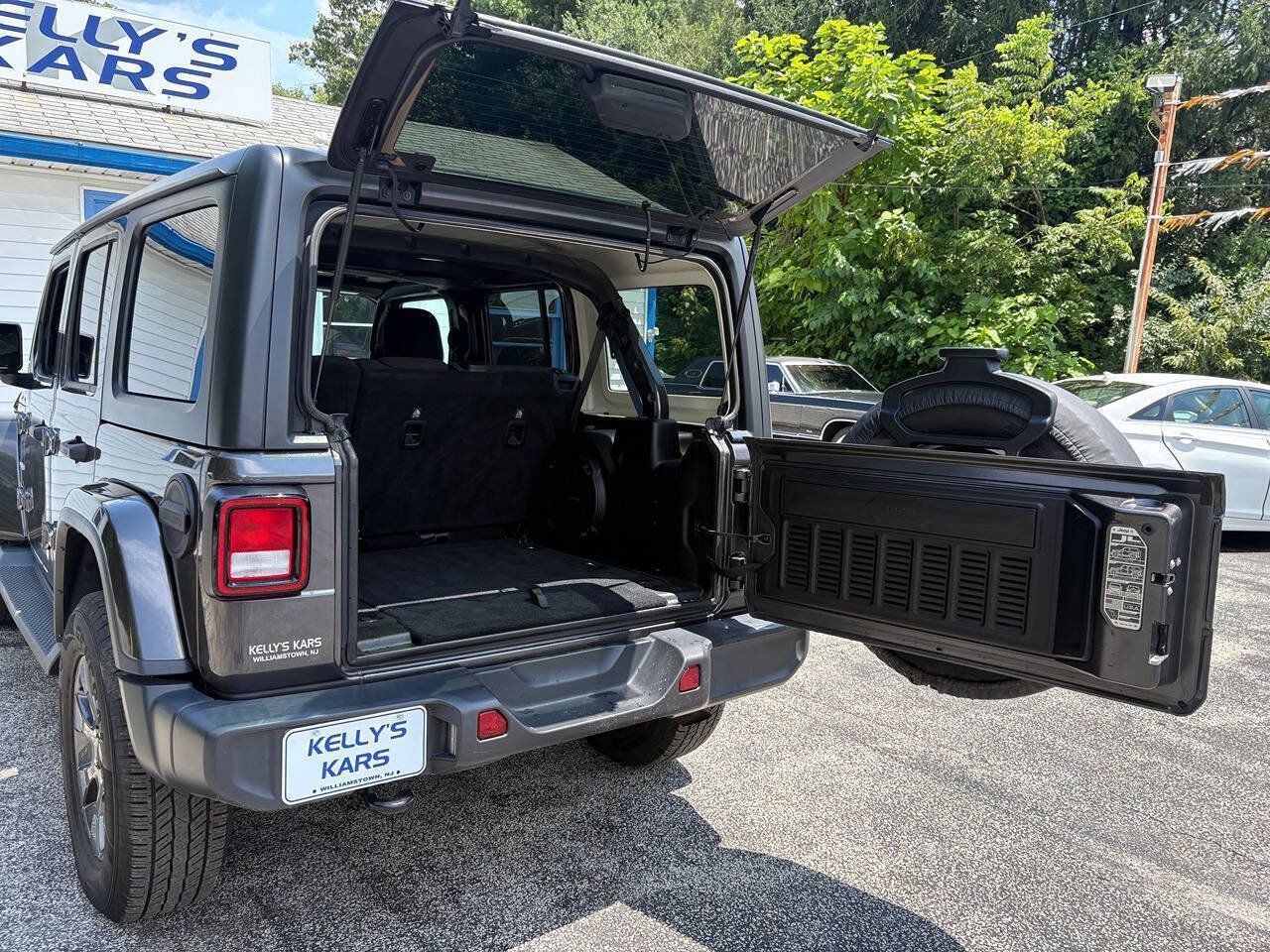 Used 2018 Jeep Wrangler Unlimited Sahara AWD/4WD image 6