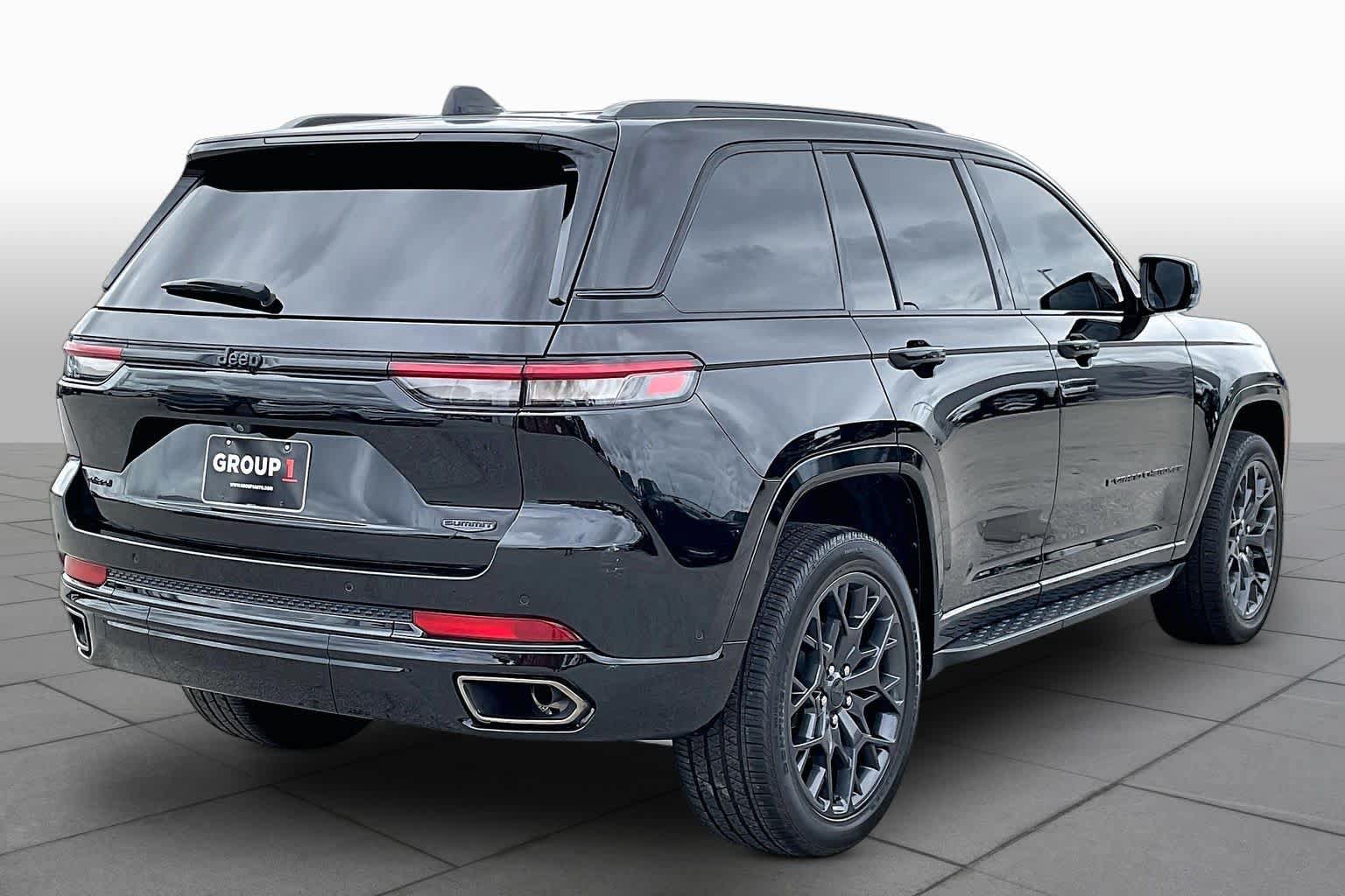 Used 2025 Jeep Grand Cherokee Summit w/ Obsidian Package AWD/4WD image 12