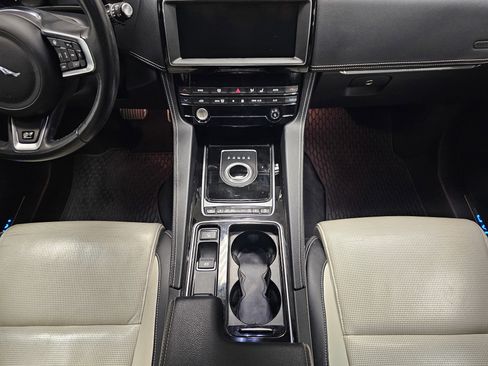 Used 2020 Jaguar F-PACE R-Sport image 20