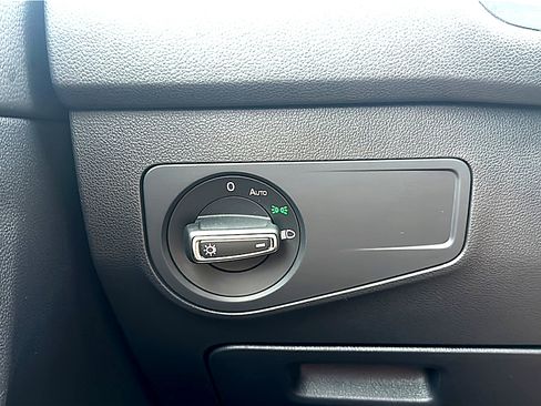 Used 2024 Volkswagen Tiguan SE image 36