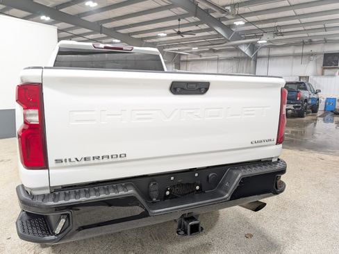Used 2021 Chevrolet Silverado 2500 Custom w/ Custom Value Package image 4
