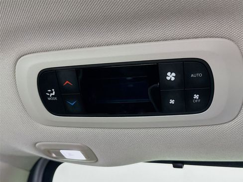 Used 2024 Chrysler Pacifica Limited image 23