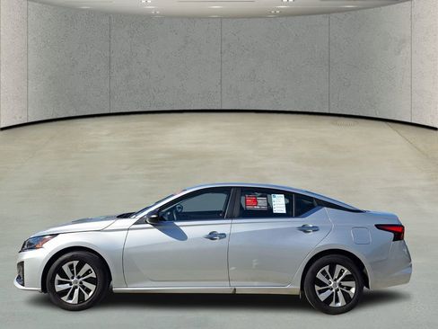 Used 2025 Nissan Altima 2.5 S image 3