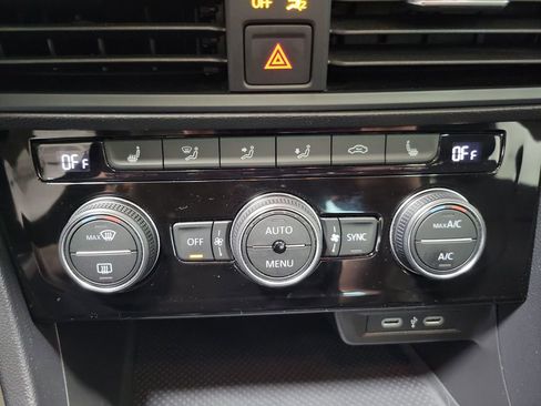 Used 2023 Volkswagen Jetta SE w/ Panoramic Sunroof Package FWD image 40