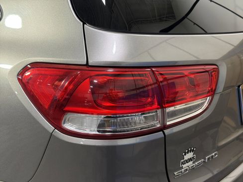 Used 2017 Kia Sorento LX w/ LX Convenience Package image 23