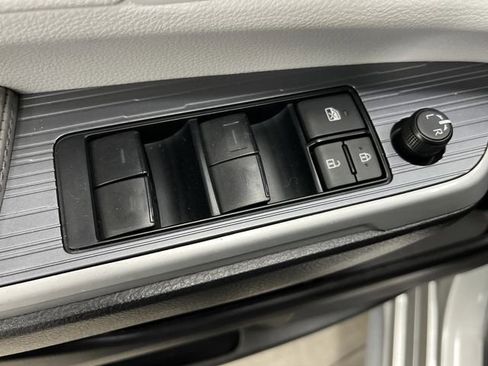 Used 2025 Toyota Sienna XLE image 29