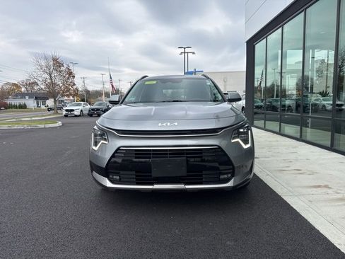 Used 2023 Kia Niro SX Touring image 8