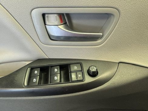 Used 2018 Toyota Sienna LE w/ Carpet Mat Package image 34