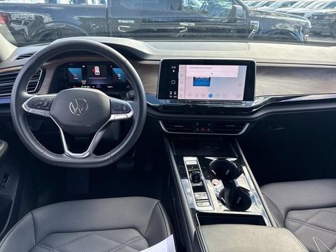 Used 2025 Volkswagen Atlas SE image 16