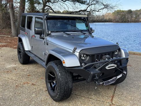 Used 2016 Jeep Wrangler Unlimited Sahara image 2