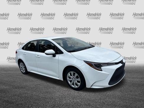 Used 2022 Toyota Corolla LE FWD image 2