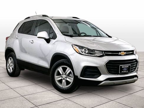 Used 2022 Chevrolet Trax LT w/ LT Convenience Package image 2