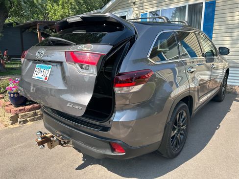 Used 2019 Toyota Highlander SE AWD/4WD image 3