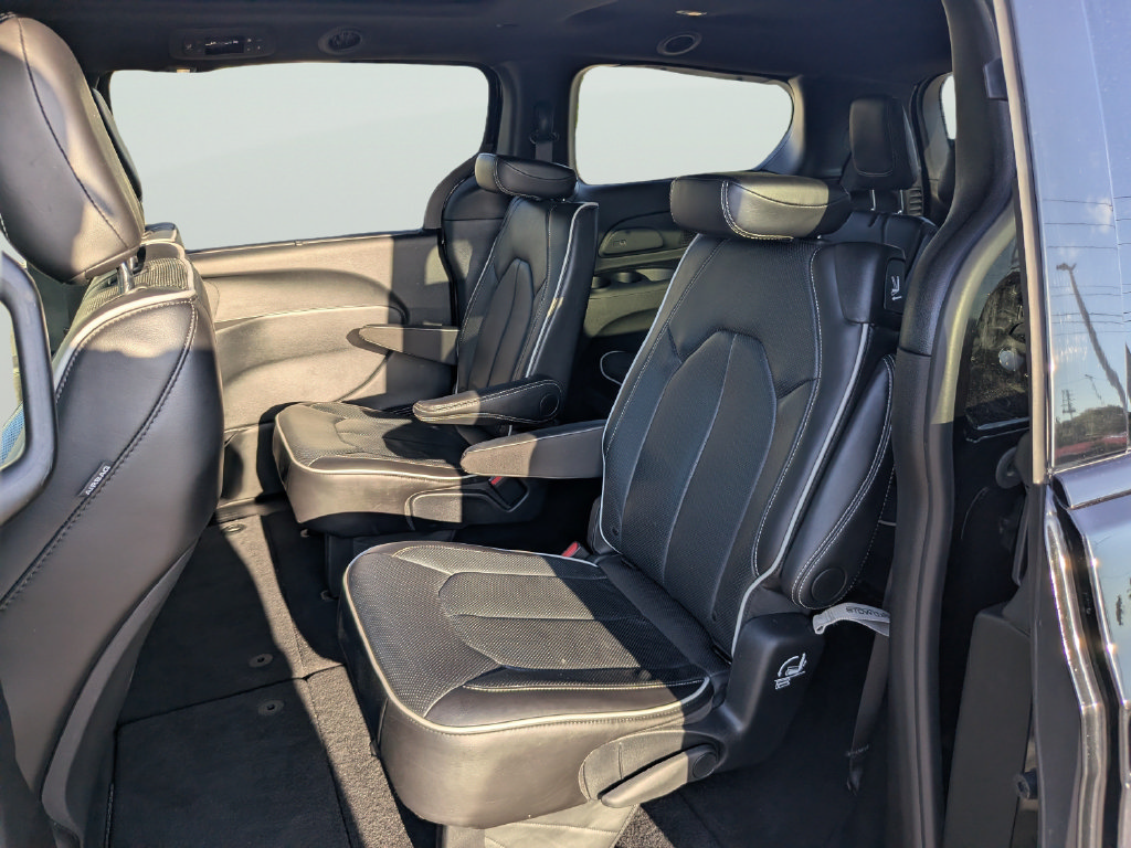 Used 2025 Chrysler Pacifica Limited FWD image 18