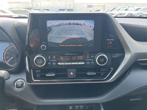 Used 2023 Toyota Highlander LE FWD image 15