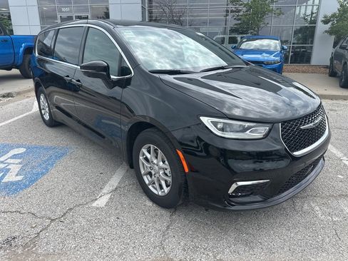 New 2025 Chrysler Pacifica Select w/ Uconnect Theater Family Group image 6