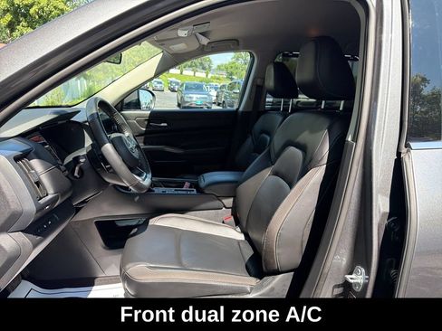 Used 2025 Nissan Pathfinder SL FWD image 11