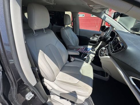 Used 2019 Chrysler Pacifica Touring-L FWD image 25
