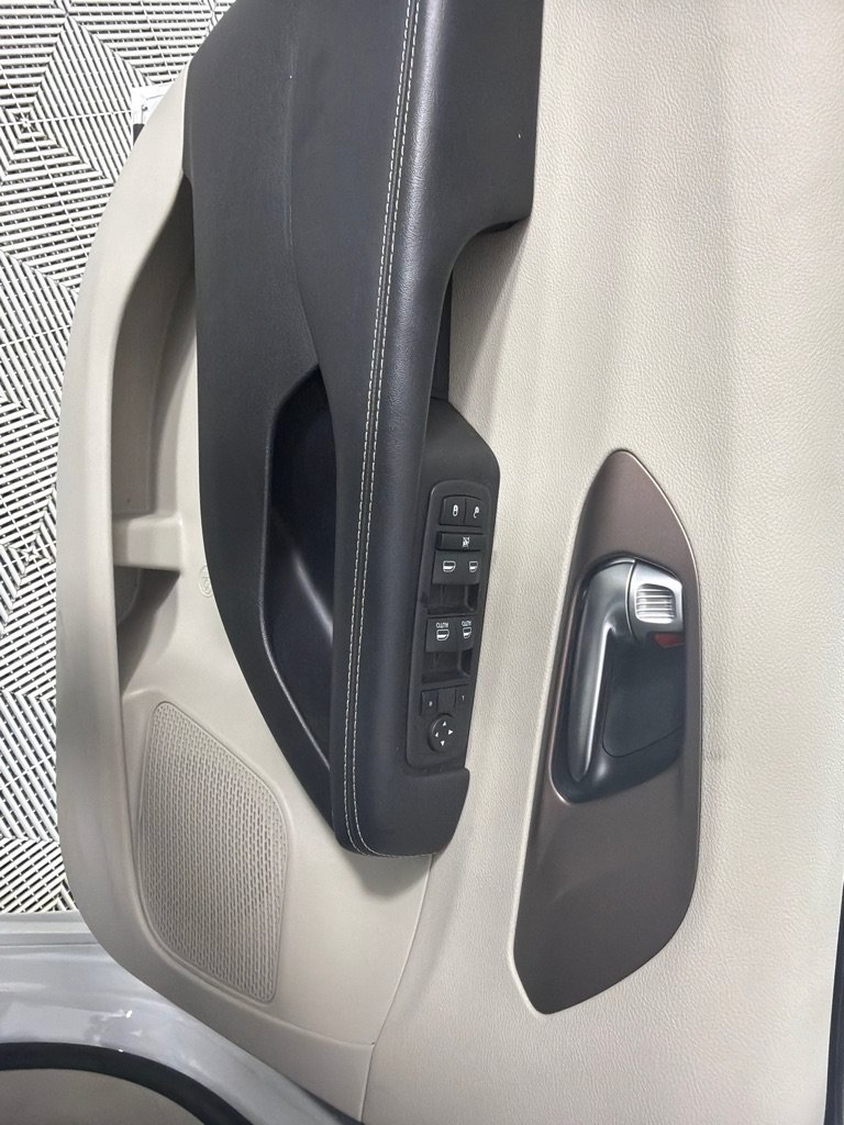 Used 2023 Chrysler Voyager LX FWD image 10