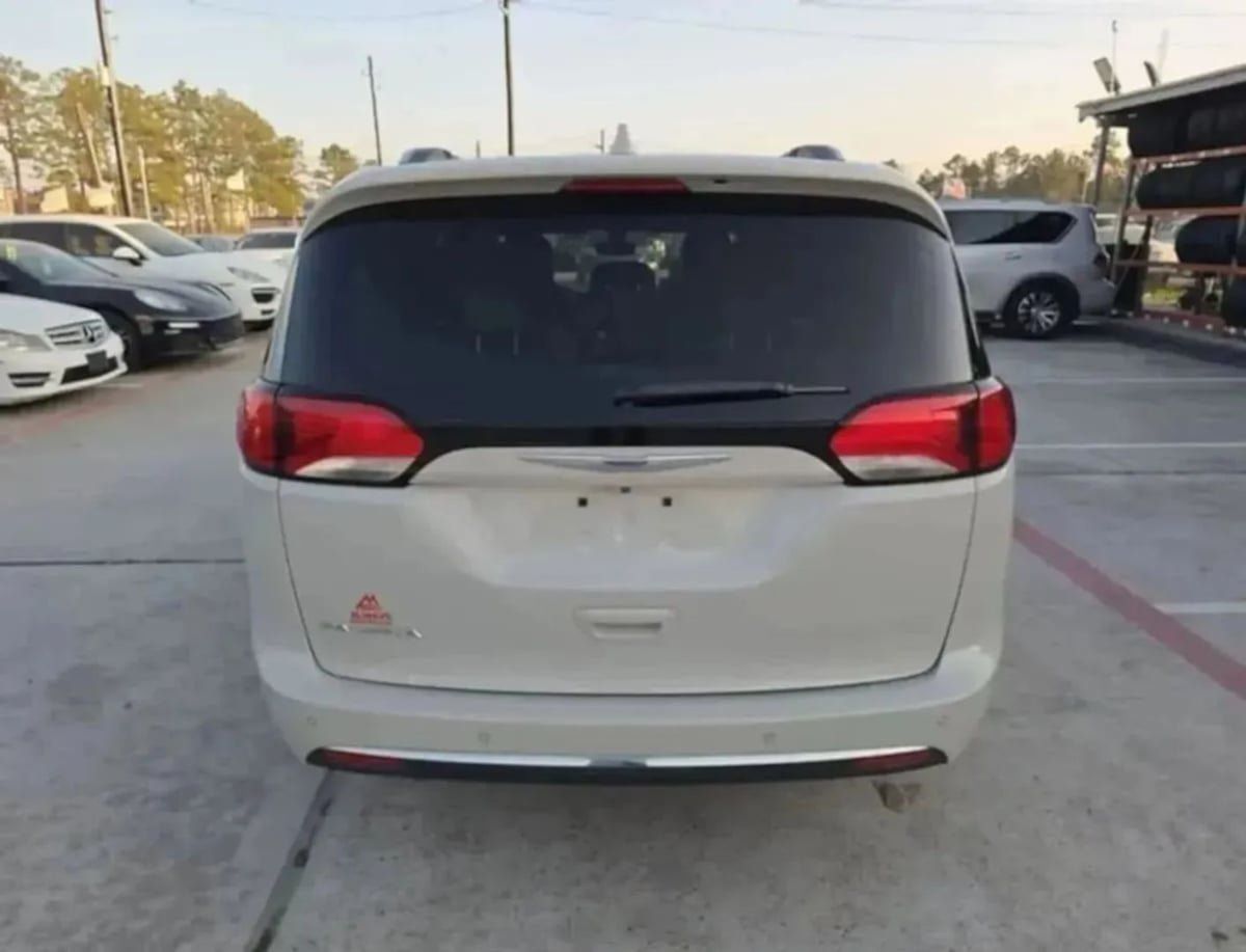 Used 2020 Chrysler Pacifica Touring-L Plus w/ Tire & Wheel Group FWD image 42