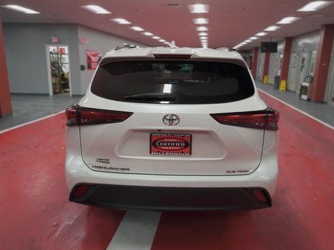 Used 2021 Toyota Highlander XLE image 5