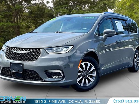 Used 2021 Chrysler Pacifica Touring-L FWD image 1