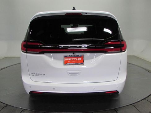 New 2027 Chrysler Pacifica Select FWD image 6