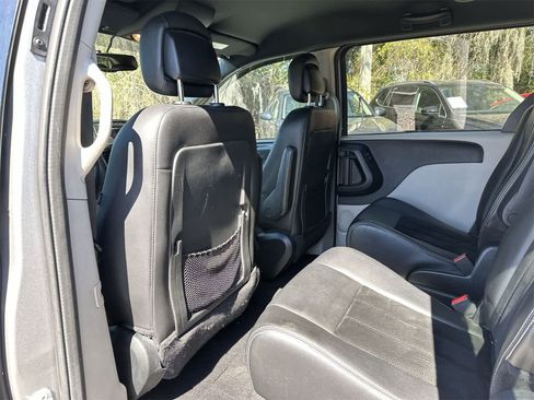 Used 2017 Dodge Grand Caravan SXT image 12