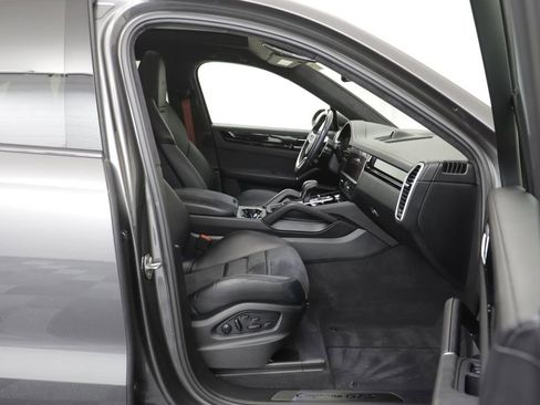 Used 2023 Porsche Cayenne GTS w/ Premium Package AWD/4WD image 18