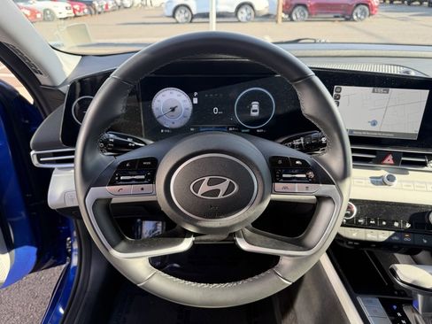Certified 2025 Hyundai Elantra Limited image 18