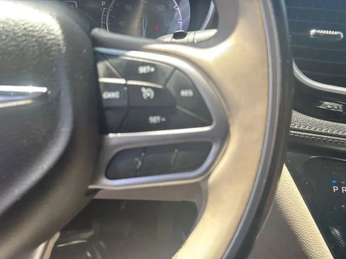 Used 2017 Chrysler Pacifica Limited FWD image 34