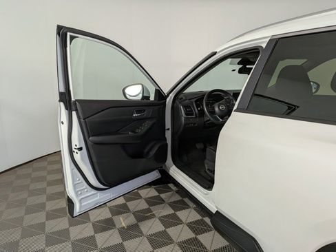 Used 2024 Nissan Rogue SV w/ SV Premium Package image 15