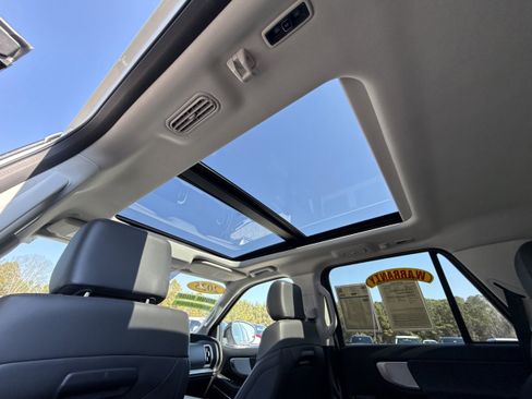 Used 2025 Ford Expedition Active image 28