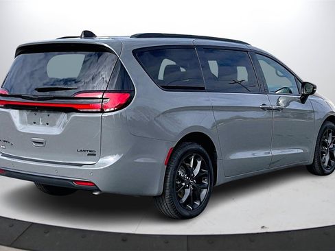 Used 2023 Chrysler Pacifica Limited w/ S Appearance Package image 8