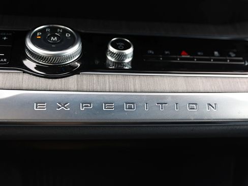 Certified 2025 Ford Expedition Max Platinum w/ Platinum Ultimate Package AWD/4WD image 36
