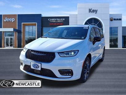 New 2026 Chrysler Pacifica Select