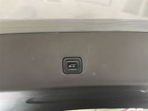 Used 2021 Chevrolet Traverse LT image 36