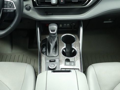 Used 2022 Toyota Highlander Platinum AWD/4WD image 30