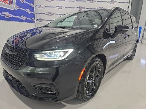 Used 2025 Chrysler Pacifica Limited image 3