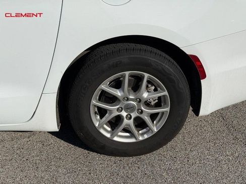 Used 2024 Chrysler Pacifica Touring-L FWD image 4