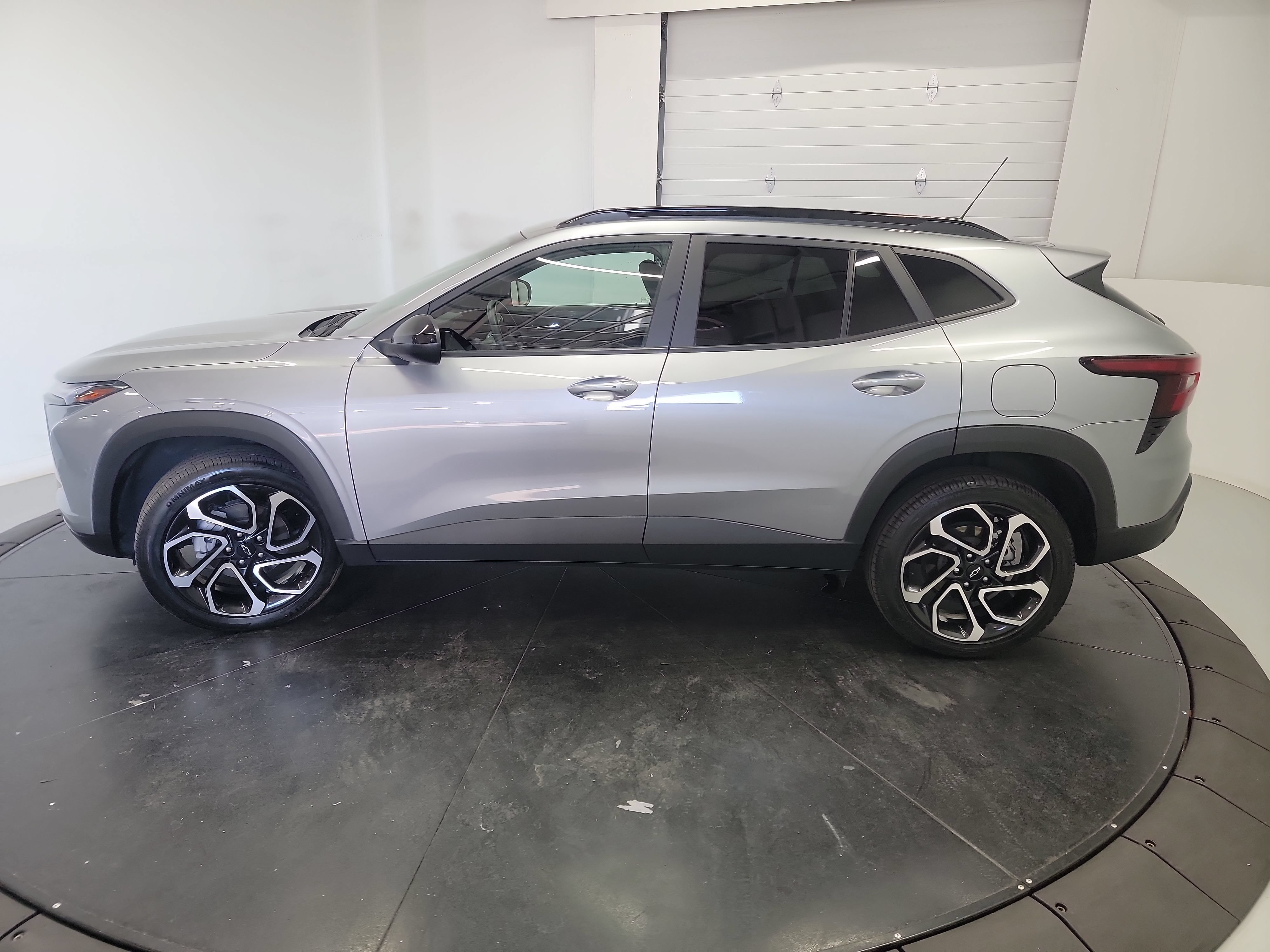 Used 2024 Chevrolet Trax RS w/ Driver Confidence Package FWD image 4