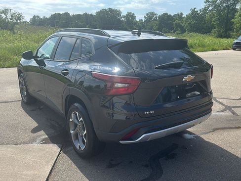 Used 2025 Chevrolet Trax LT FWD image 3