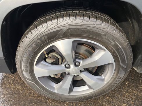 Used 2021 Jeep Cherokee Limited image 9