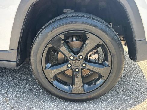 Used 2023 Jeep Grand Cherokee Altitude AWD/4WD image 11