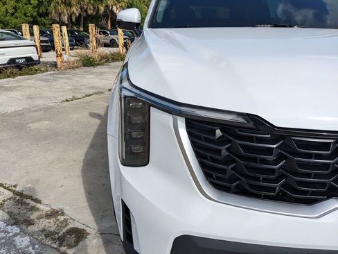 Certified 2025 Kia Sorento LX image 11